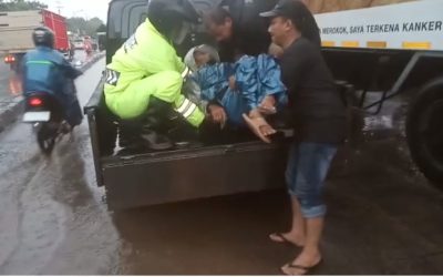 Anggota Satlantas Polrestabes Semarang, Membantu Evakuasi Korban Kecelakaan di Kaligawe