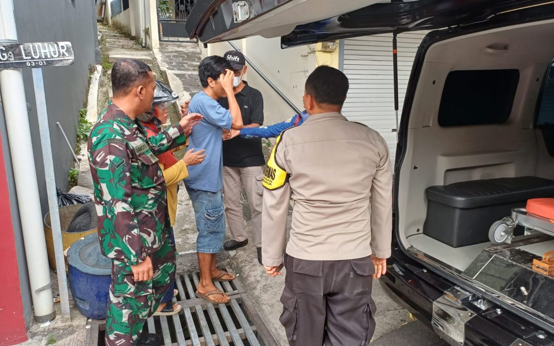 Bhabinkamtibmas Kelurahan Bendungan, Antarkan Warga Penderita ODGJ Ke RSJD Dr Amino Gondohutomo Semarang