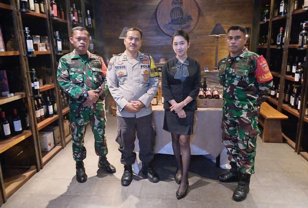 Sinergitas TNI-POLRI Patroli Cafe A to Z Cipta Keamanan Kondusif