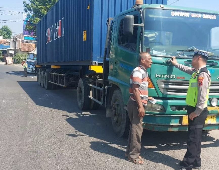 Unit Lantas Polsek Ngaliyan Menindak Kendaraan Berat Yang Melintas Di Jalan Prof Hamka Semarang