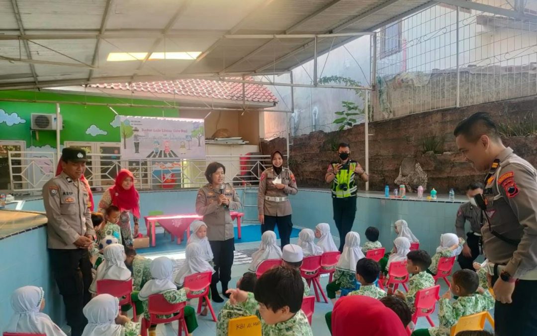 Bersama Tim Polisi Sahabat Anak, Bhabinkamtibmas Kelurahan Sampangan Tanamkan Disiplin Sejak Dini