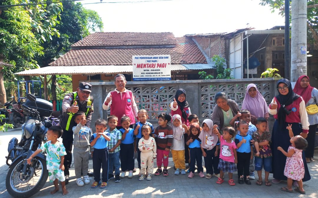 Hadir Menyenangkan Aiptu Agus Kenalkan Profesi Polri Kepada Anak Paud Di RW 12 Kelurahan Plamongansari