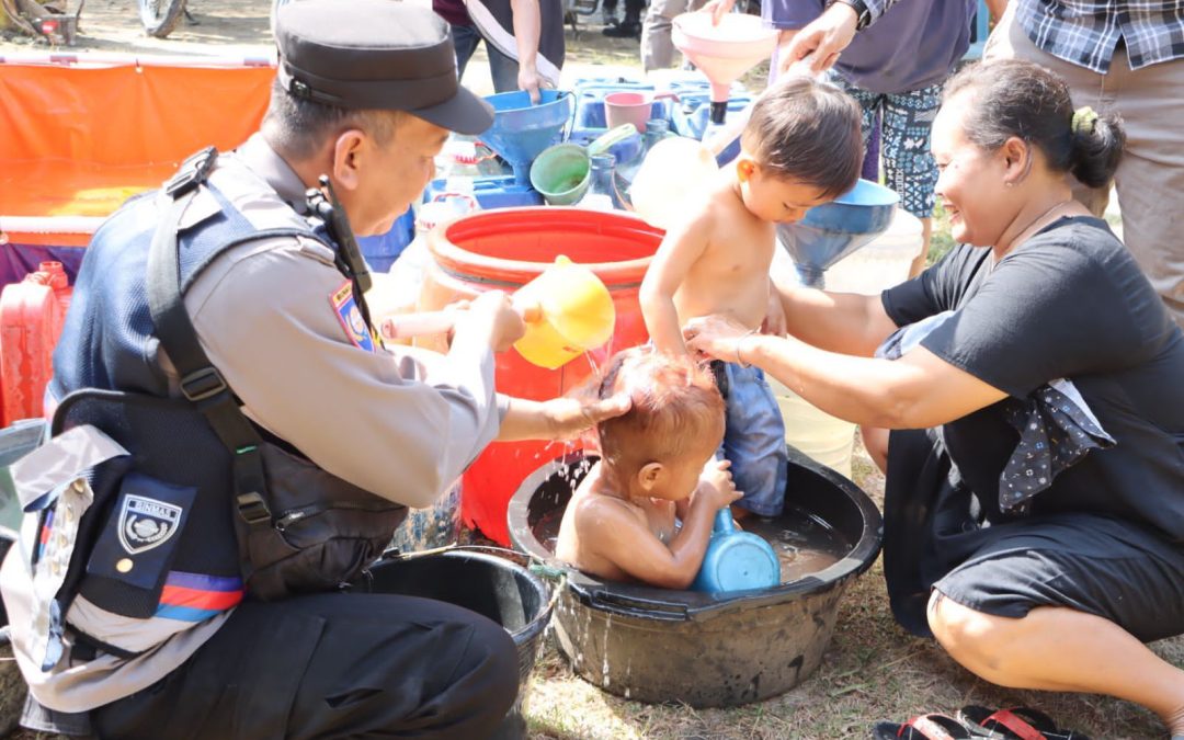 Polri Salurkan Bantuan Air Bersih Atasi Kekeringan Di Grobogan