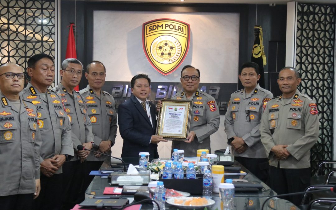 As SDM Irjen Dedi Prasetyo Terima Presisi Award Berkat Keterbukaan Rekrutmen Polri