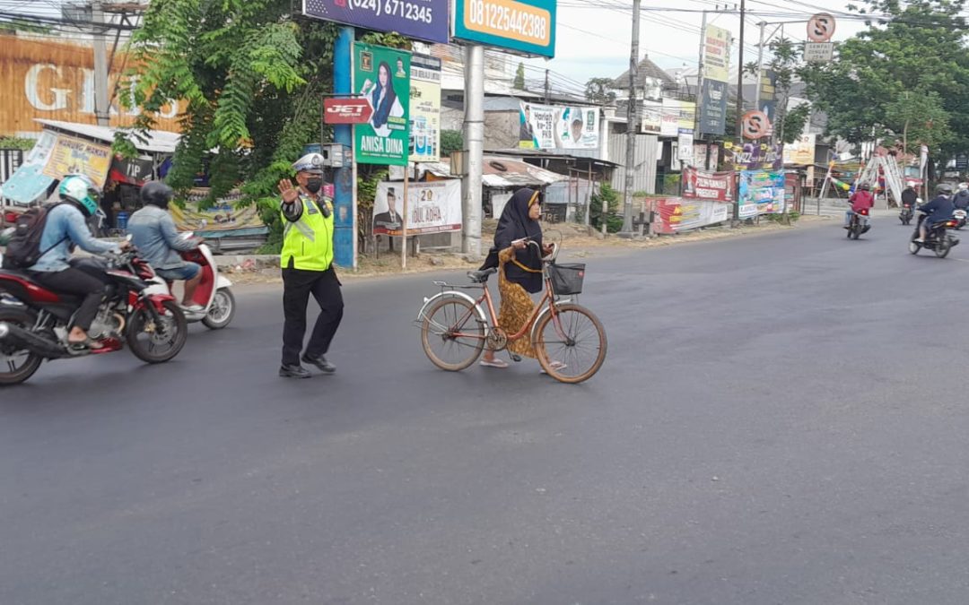 Cipta Kelancaran Dan Kenyamanan Berkendara Aiptu Purnomo Pengaturan Di Simpang Jalan Soekarno Hatta Semarang
