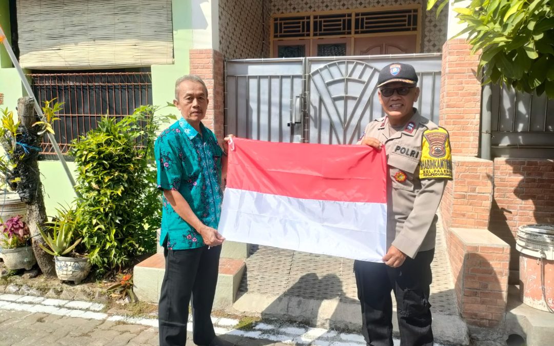 Jelang Perayaan Kemerdekaan 17 Agustus 2023 Aiptu Siswanto Bagikan Bendera Merah Putih Ke Warga Kelurahan Pedurungan