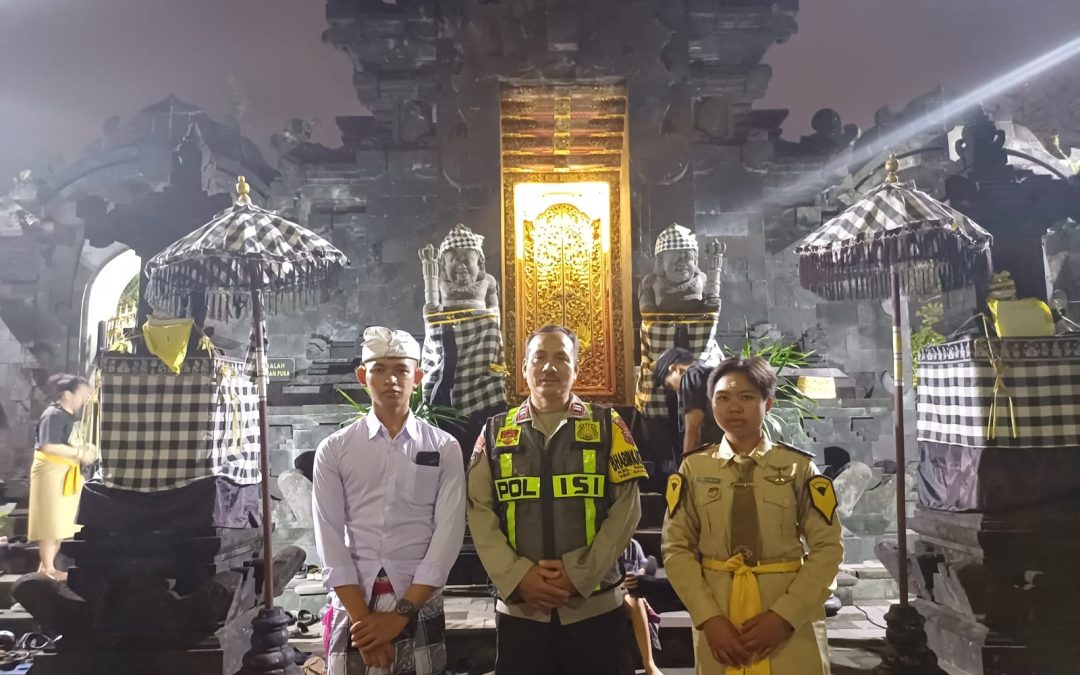 Cipta Kenyamanan Beribadah Bhabinkamtibmas Kelurahan Bendungan Monitor Peringatan Hari Raya Galungan Di Pura Agung Girinatha
