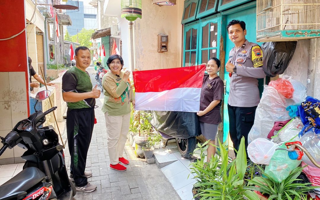 Bersama Perangkat Kelurahan, Aipda Yudha Bagikan Bendera Merah Putih Di RT 2 RW 3 Peterongan