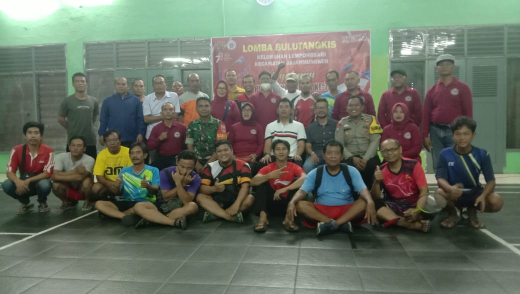 Pantau Situasi Wilayah, Bhabinkamtibmas Monitor Kegiatan Di Balai Kelurahan Lempongsari