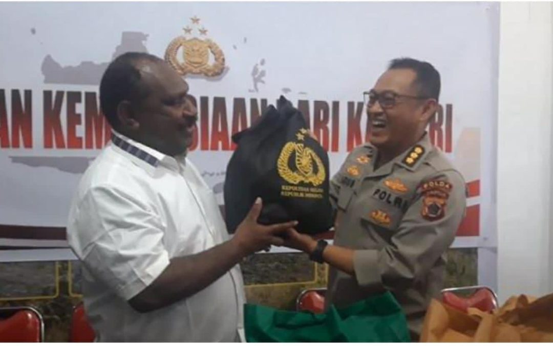 Kapolri Salurkan 264,7 Ton Beras Dan 1.500 Sembako Untuk Warga Papua Yang Terdampak Kekeringan