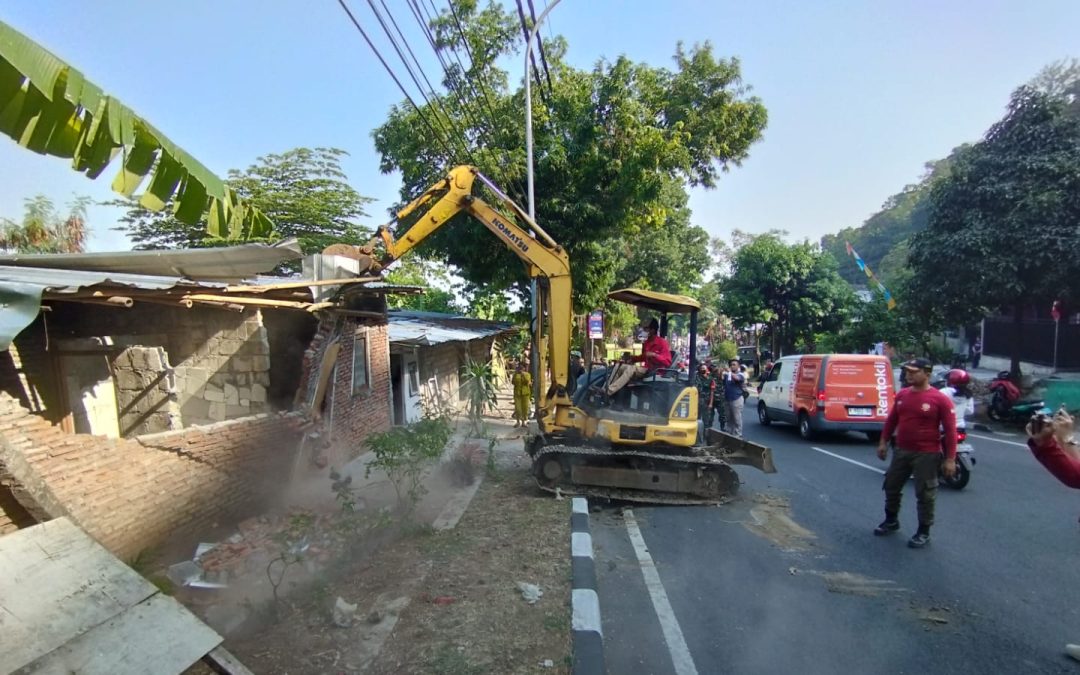Kapolsek Banyumanik Monitor Pembongkaran PKL Di Jalan Gombel Lama Semarang