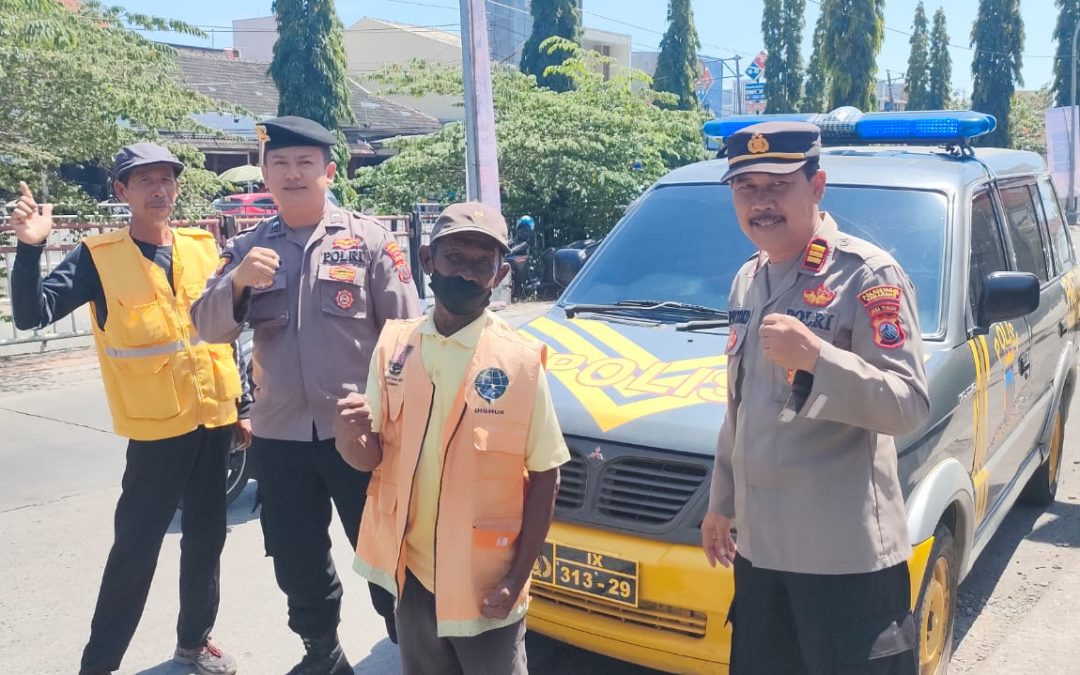 Patroli Polsek Pedurungan Sampaikan Pesan Kamtibmas Kepada Juru Parkir Di Jalan Tlogosari Raya
