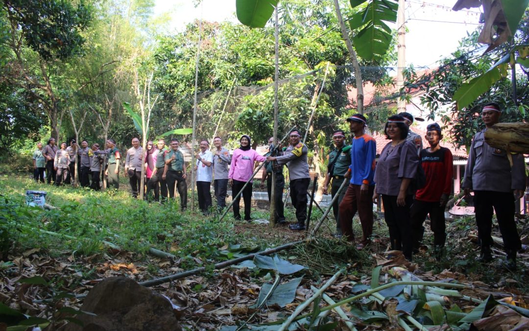Cipta Lingkungan Hidup Polsek Beserta Muspika Gajahmungkur Menanam Pohon Di Taman Semeru Semarang