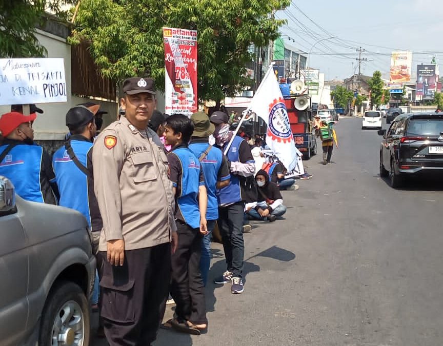 Polsek Ngaliyan Pengamanan Aksi Unjuk Rasa Dan Mogok Kerja Di PT. Trisakti Mustika Graphika