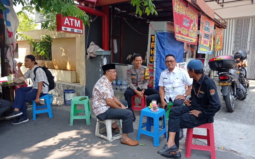Jalin Komunikasi, Aipda Adi Widyantoro Serap Aspirasi Warga RT 4 RW 2 Taman Sompok Lamper Lor