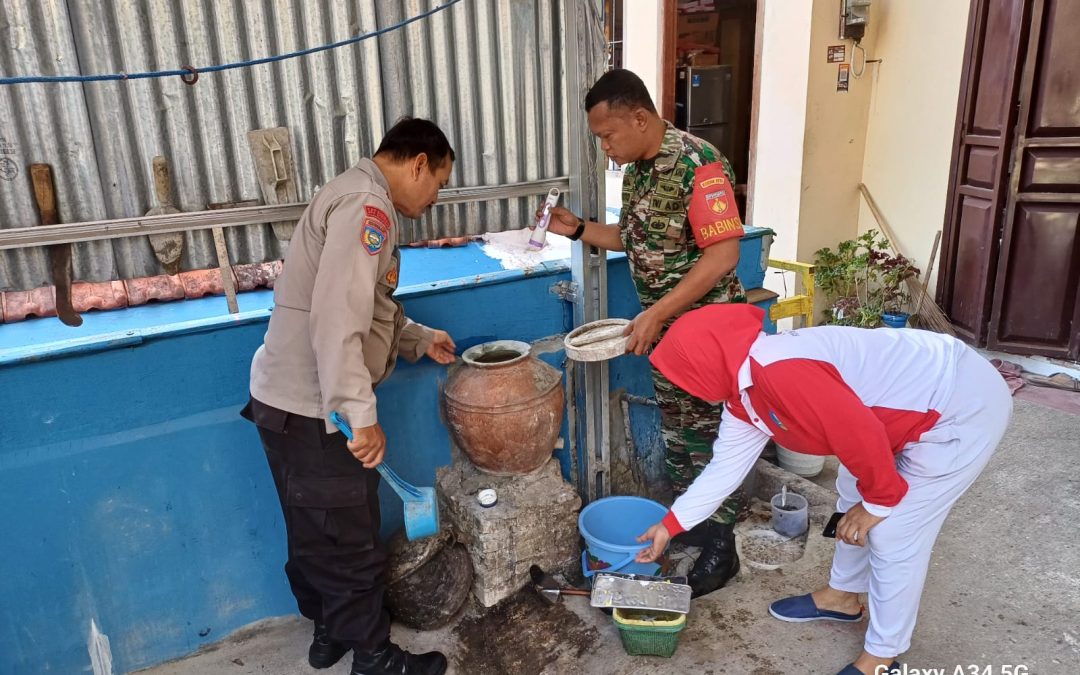 Cegah DBD Bhabinkamtibmas Dampingi Petugas PSN Di RW 4 Kelurahan Bendungan