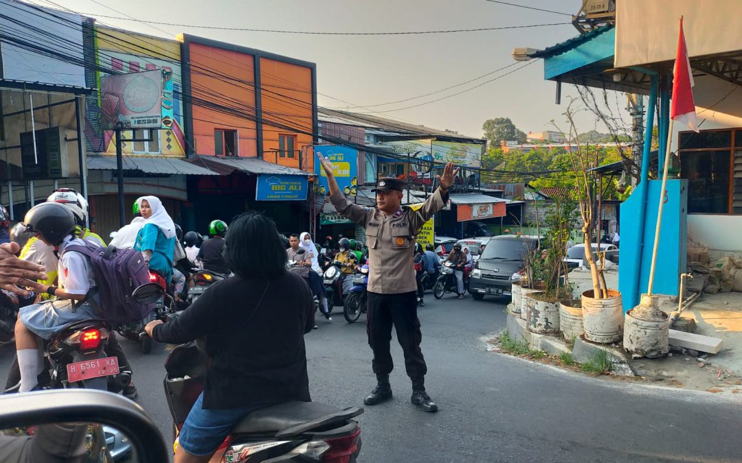 Cipta Kenyamanan Masyarakat, Kompol Ali Sebar 33 Personil Polsek Banyumanik Di Titik Rawan Kemacetan