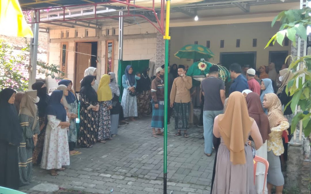 Wujud Empati Bhabinkamtibmas Takziah Warga RT 6 RW 1 Trimulyo