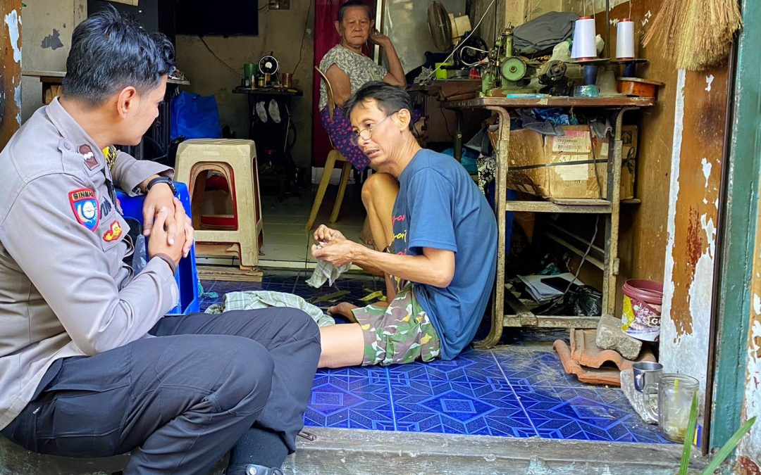 Sinergitas Dengan Warga, Aipda Yudha Sambangi Warga RT 1 RW 1 Peterongan