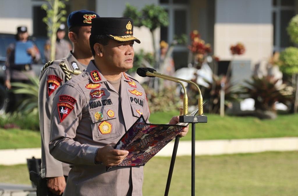 Kapolda Jateng Berikan Penghargaan Kepada 7 Personil Berprestasi