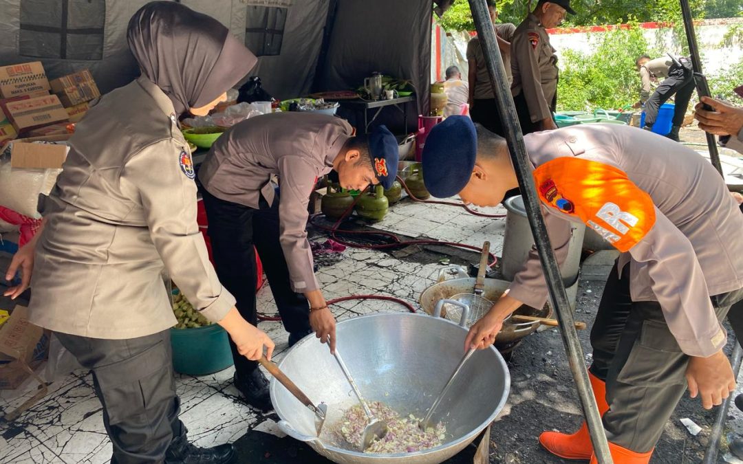 Setiap hari, dapur lapangan Sat Brimob Polda Jateng siapkan 4.000 Nasi untuk korban banjir di Demak