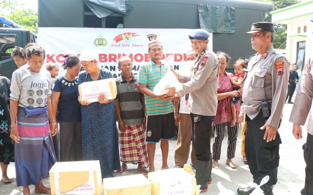 Kunjungi Demak dan Kudus, Sat Brimobda Jateng Bagikan Ribuan Paket Bansos pada Warga Terdampak Banjir