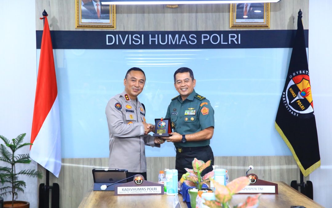 Kadiv Humas Terima Kunjungan Kapuspen TNI, Sinergitas Kunci Lewati Tantangan