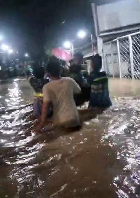 Warga Kel. Gayam Tersengat Listrik Saat Banjir, Kapolsek Himbau Warga Untuk berharti-Hati