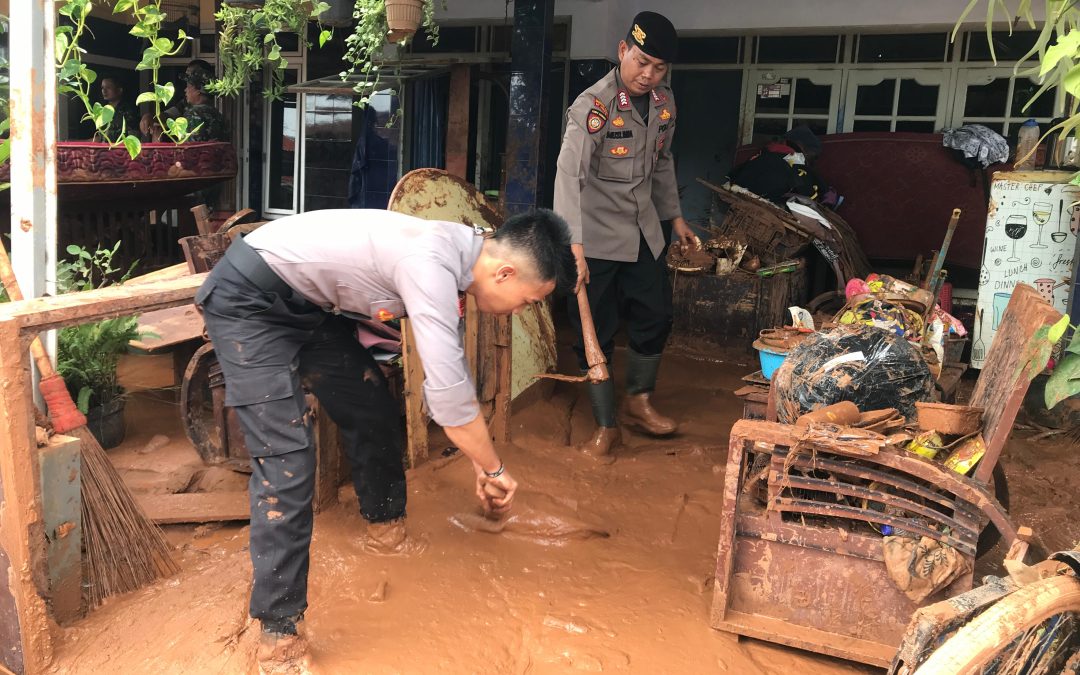 Polda Jateng terjunkan Personel Ditsamapta, Bantu Warga Terdampak Banjir di Pekalongan