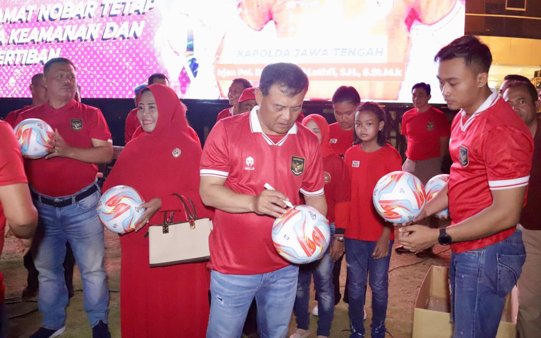 Irjen Pol Ahmad Luthfi Kapolda Jateng di geruduk Ribuan warga Semarang ikut NOBAR di Polda; kata Kapolda ini wujud cinta Masyarakat kepada Polri