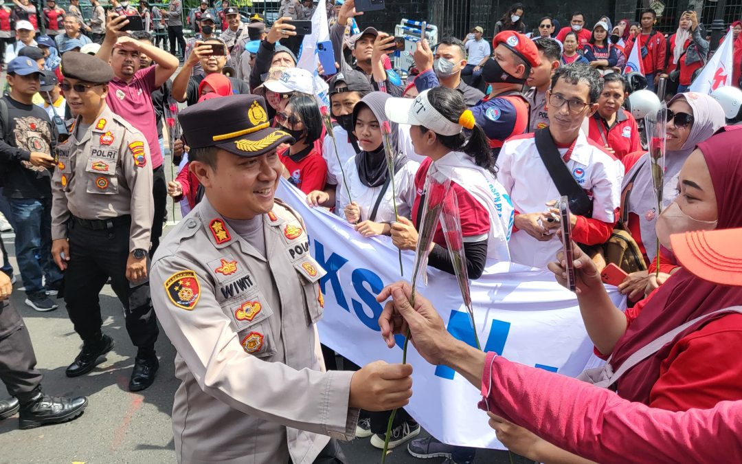 Melalui Bunga Mawar Wakapolrestabes Semarang Menyapa Para Masa Aksi Hari Buruh