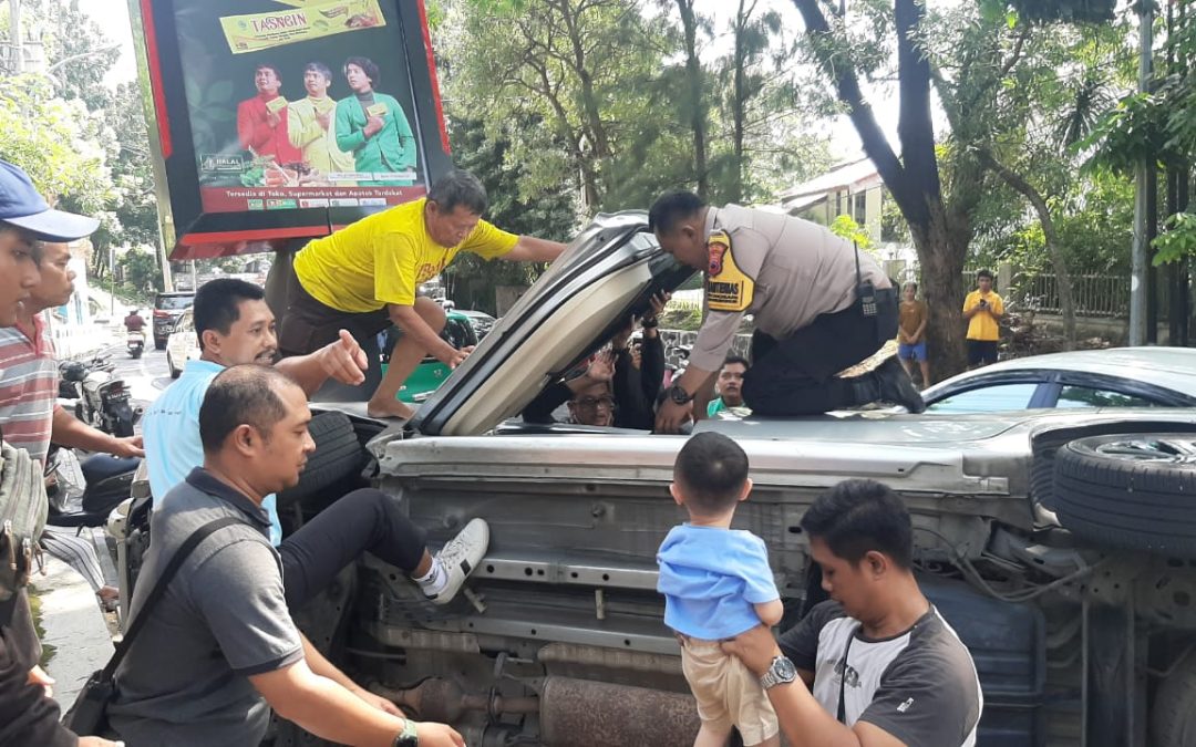 Petugas Bhabinkamtibmas Selamatkan 3 Nyawa dalam Kecelakaan Tunggal Pecah Ban Di Semarang