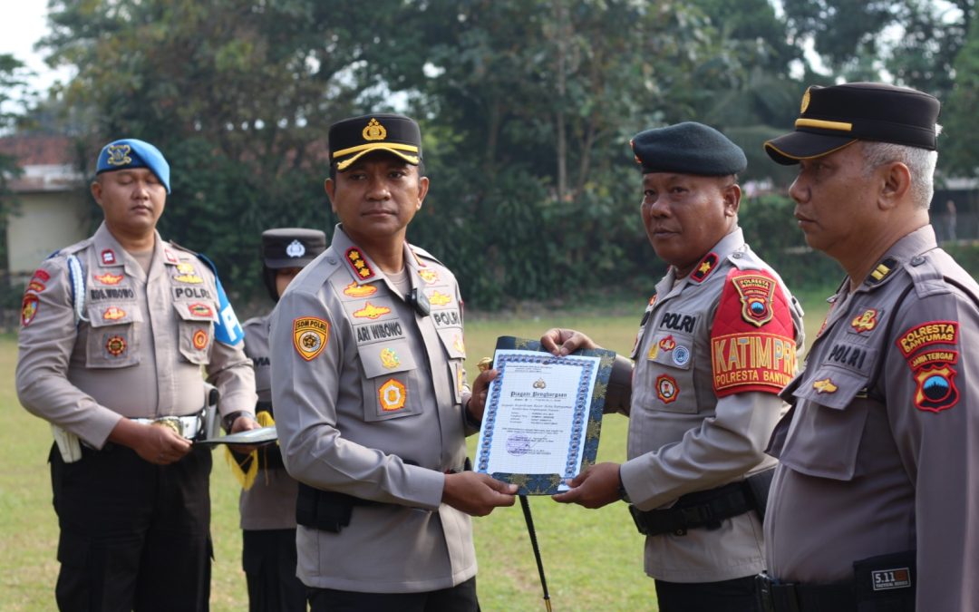 Kapolresta Banyumas Berikan Reward Anggota Berprestasi Saat Apel Pagi