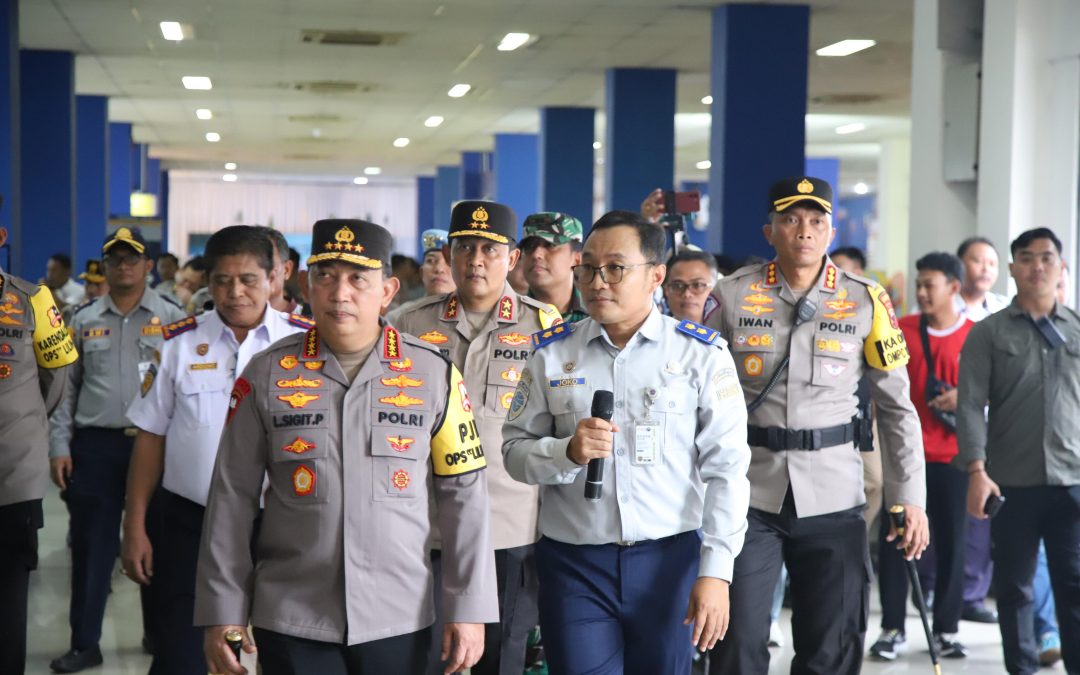 Pastikan Keselamatan Selama Nataru, Kapolri Cek Terminal Tirtonadi dan Solo Safari
