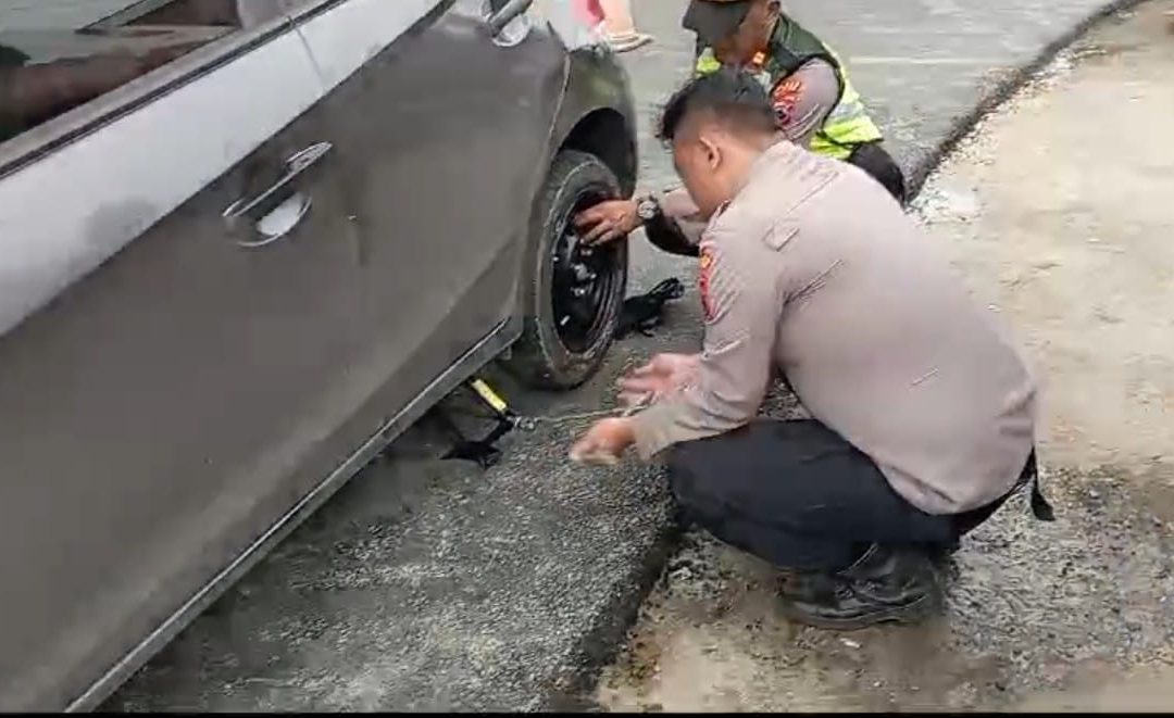 Aksi Kemanusiaan Petugas Pengamanan Exit Tol Prambanan Bantu Pemudik