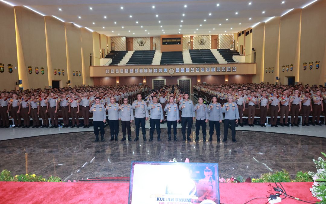 Kadivhumas Berikan Pin Brivet Kepada 10 Taruna Akpol Dengan Nilai Sertifikasi Kehumasan Terbaik