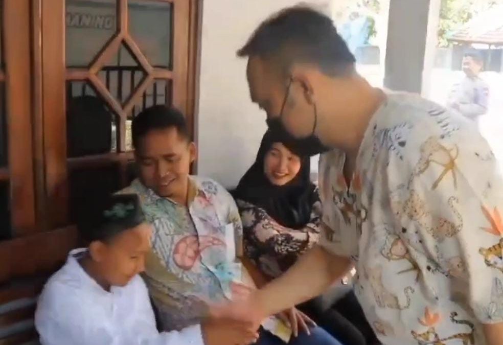 Berkomitmen membantu masyarakat, Personel Polres Semarang buka klinik Khitan.