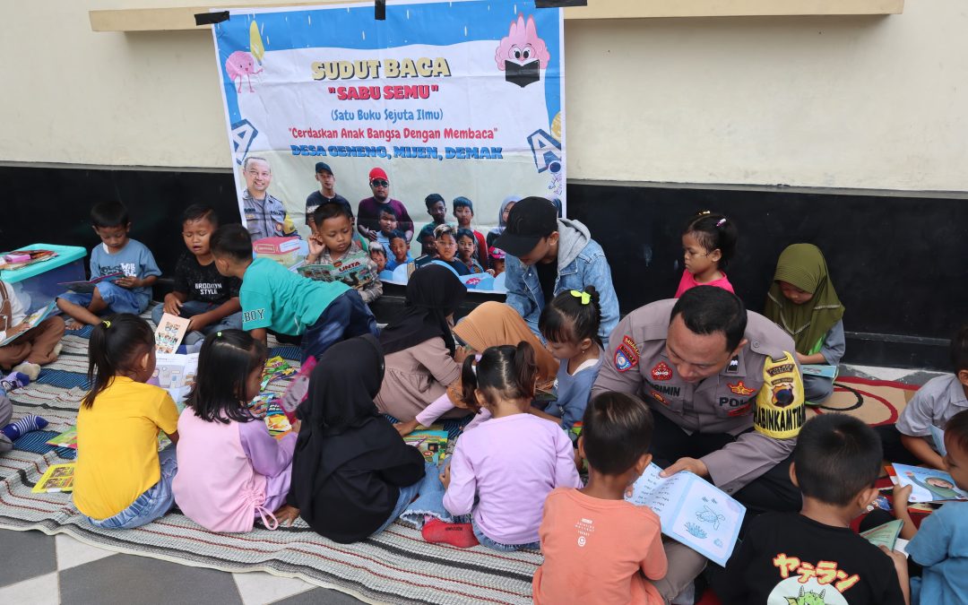 Aipda Sugimin Bhabinkamtibmas Polres Demak. Membuat Perpustakaan Keliling Untuk Tingkatkan Minat Baca Anak
