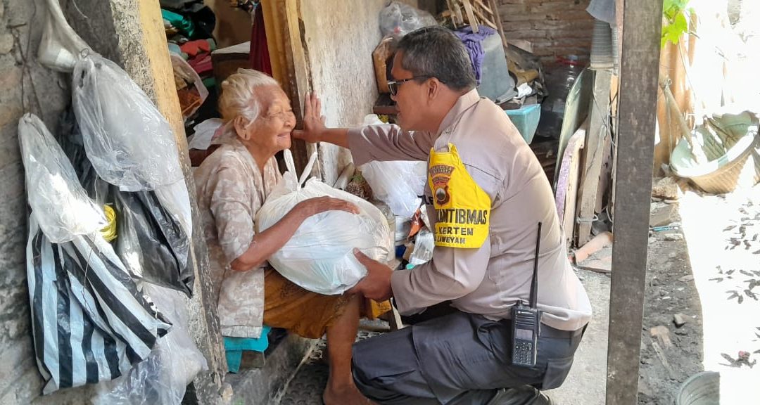 Polisi Di Polresta Surakarta Ini Beri Sembako Warga Kurang Mampu Tiap hari Dari Gajinya