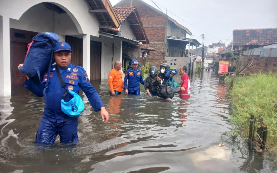 Ditpolairud Polda Jateng Evakuasi Warga Terdampak Banjir di Pekalongan