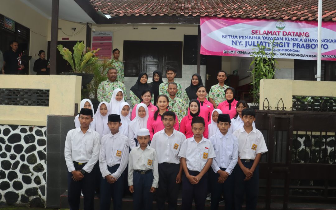 Prosesi Peletakan Batu Pertama oleh Ketua Pembina Yayasan Kemala Bhayangkari, Pembangunan SMP Kemala Bhayangkari Resmi Dimulai