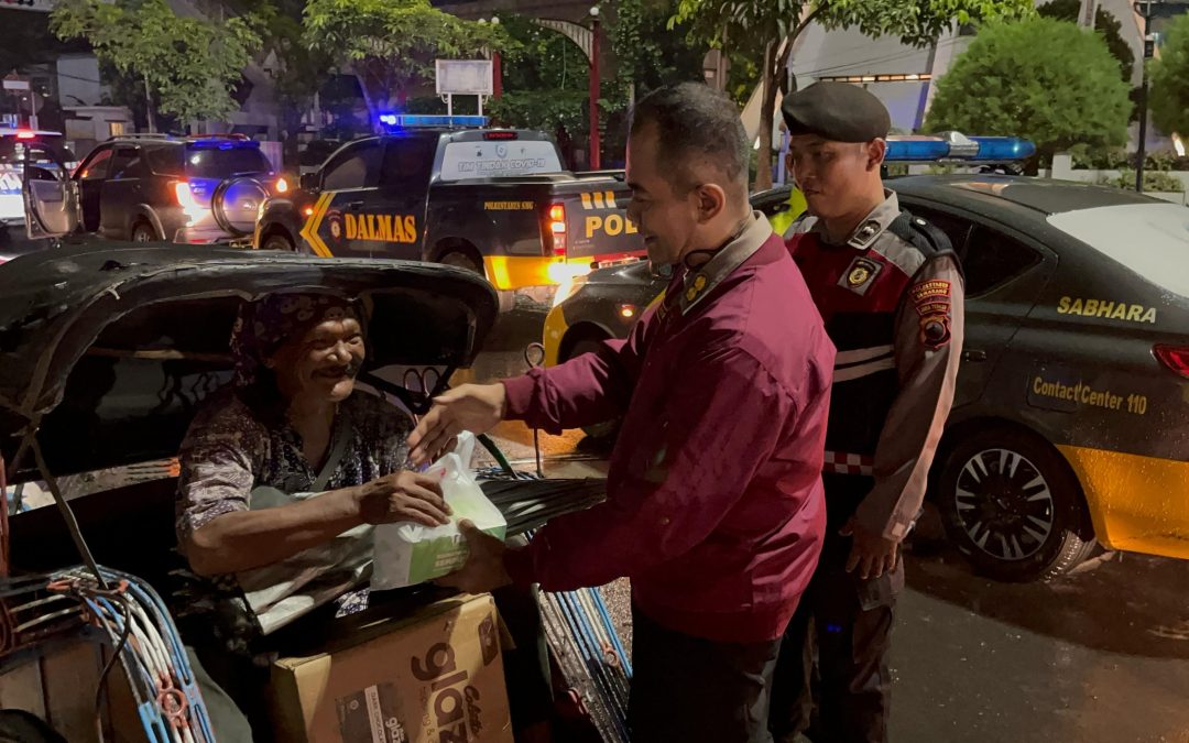 Polrestabes Semarang Laksanakan Patroli Berbagi Saur untuk Masyarakat