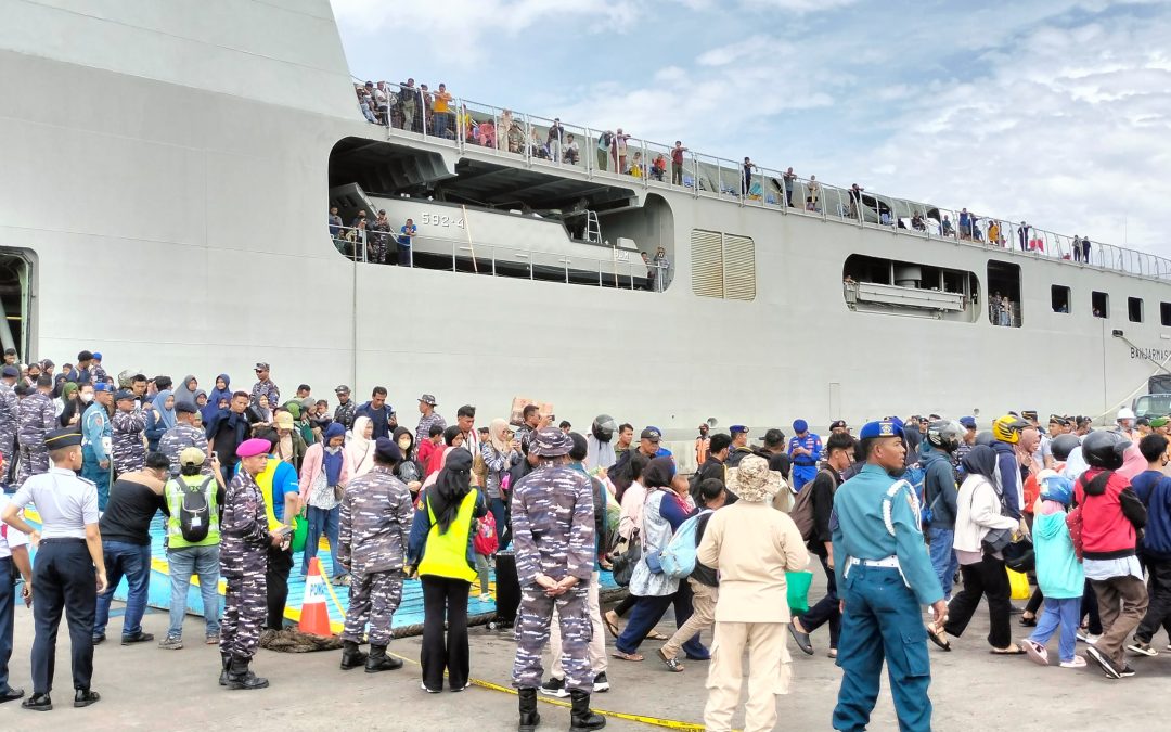 Dit Polairud Polda Jateng amankan Kedatangan KRI BANJARMASIN 592 di Pelabuhan Tanjung Mas dalam Rangka Mudik Gratis Lebaran 2025
