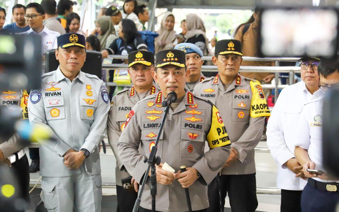 Kapolri Cek Langsung Pelayanan Arus Balik di Stasiun Tawang, Dorong Pemudik Gunakan Kereta Api