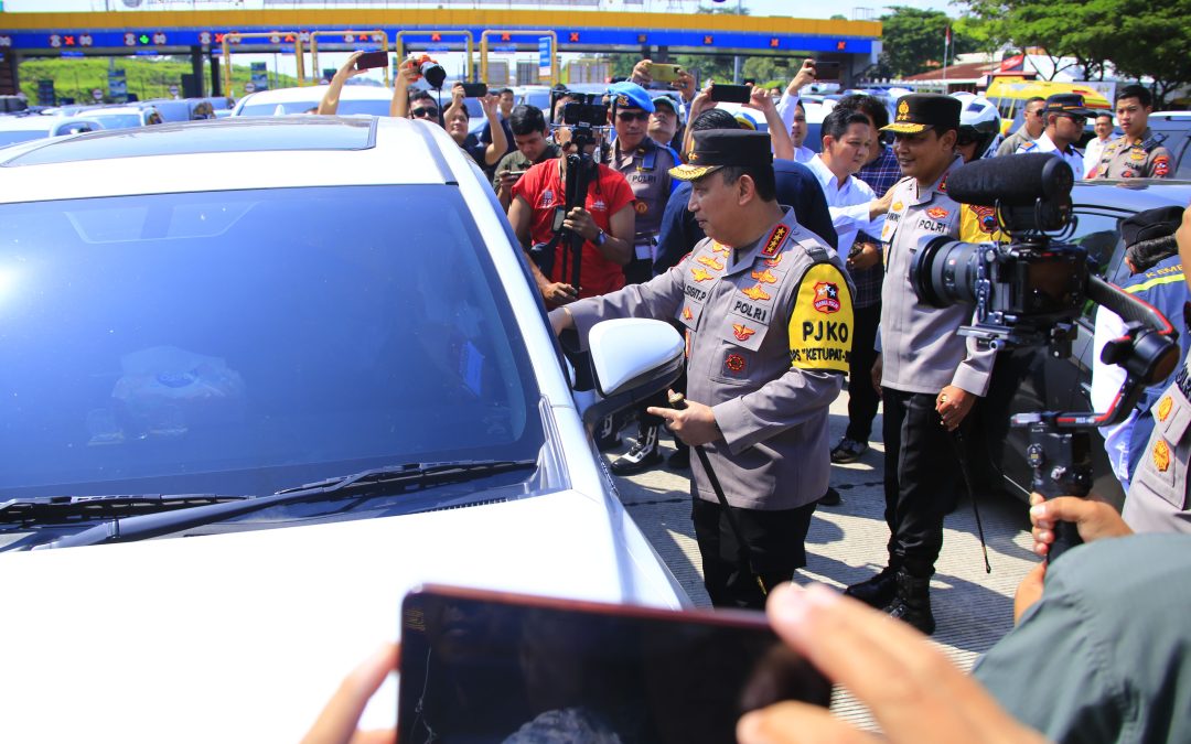 Kapolri Sapa dan Beri Bingkisan ke Pemudik di Tol Kalikangkung