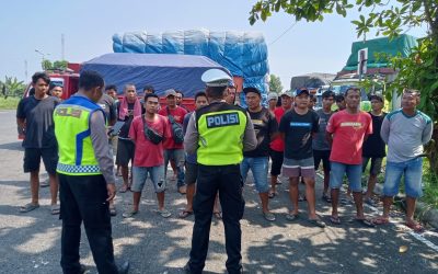 Unit Lantas Polsek Semarang Barat Gelar Sosialisasi Ops Patuh Candi 2025 di Pangkalan Truk Arteri Yos Sudarso
