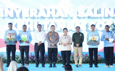Menhut Serahkan SK Perhutanan Sosial Kepada Kelompok Tani