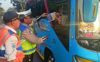 Anggota Unit Lantas Polsek Tugu Bagikan Brosur Operasi Patuh Candi 2025, Ajak Masyarakat Tertib Berlalu Lintas
