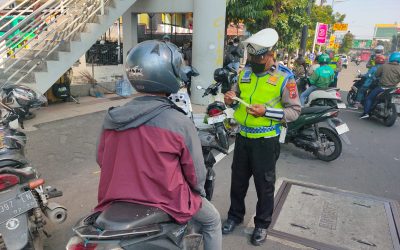 SATLANTAS POLRESTABES SEMARANG LAKSANAKAN PENINDAKAN PELANGGARAN LALU LINTAS DALAM OPS PATUH CANDI 2025
