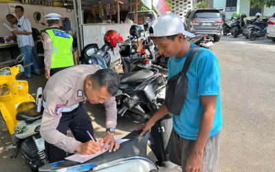 Ops Patuh Candi 2025: Polsek Banyumanik Tertibkan Lalu Lintas, Petugas Berikan Surat Teguran kepada Pelanggar